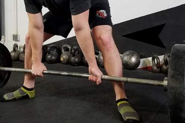 homem a fazer deadlift