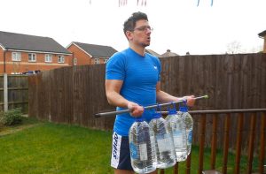 10 exercícios para treinar bíceps e tríceps em casa sem equipamento